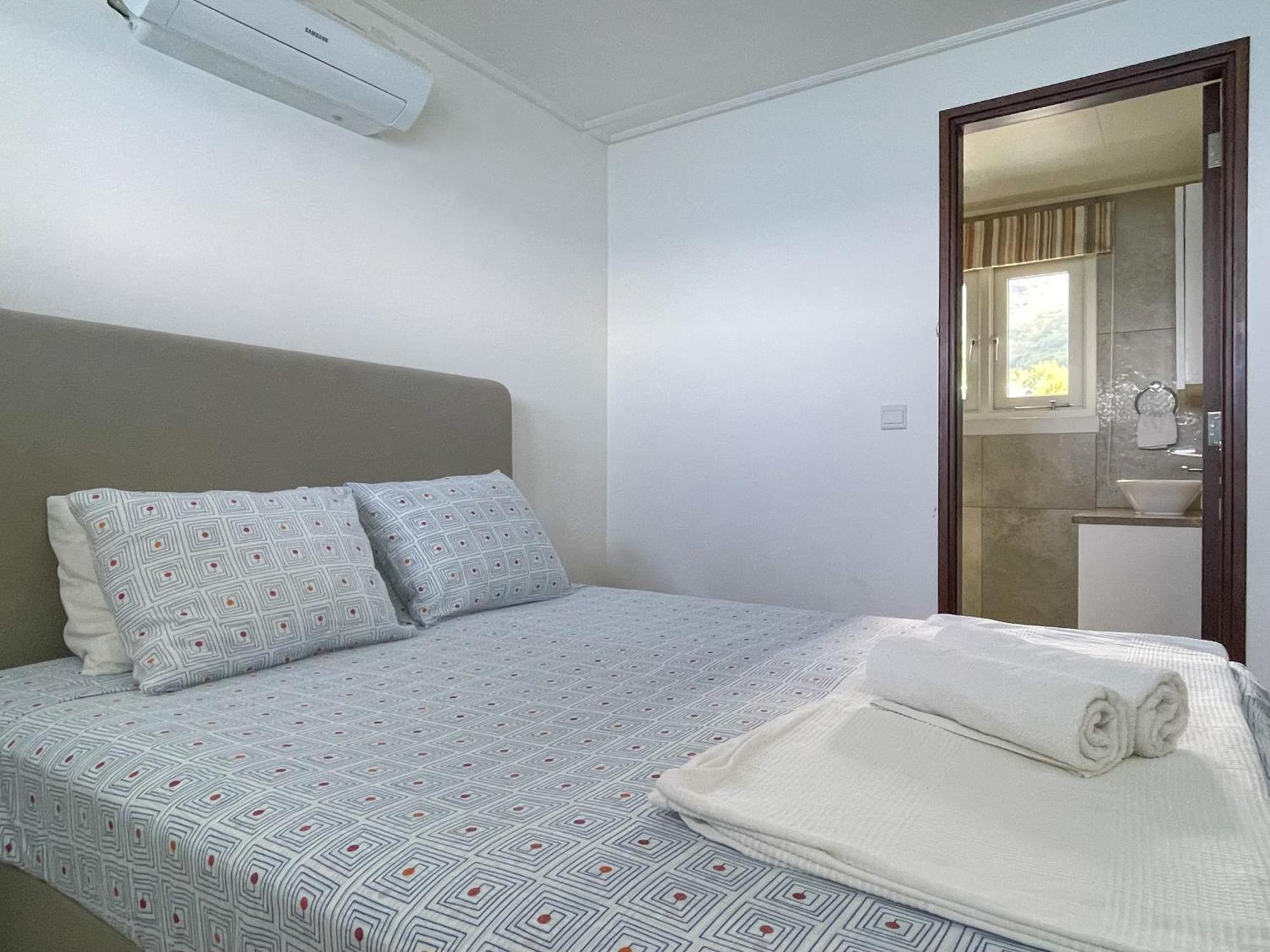 Vallonend Beachfront Villa With Excellent View Bel Ombre Esterno foto